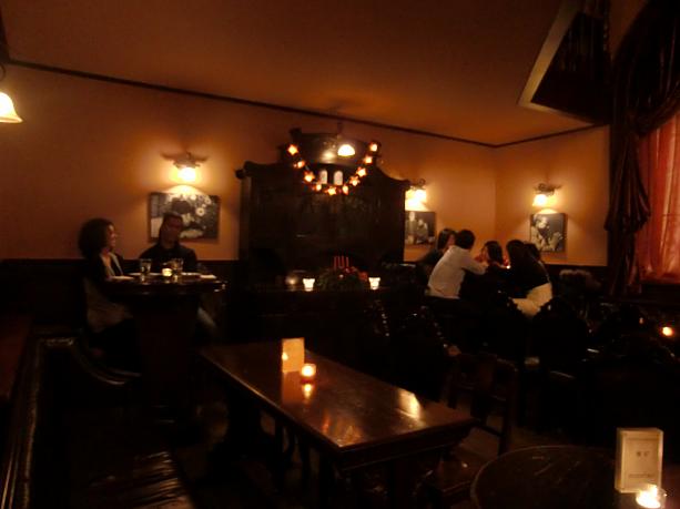 アンティーク家具でまとめた店内で、のんびりジャズやラテンの生演奏が楽しめます。
