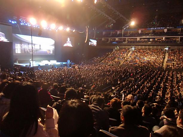 聴衆の多さにナビもびっくり。18000人収容のメルセデスベンツアリーナがほぼ埋まりました!