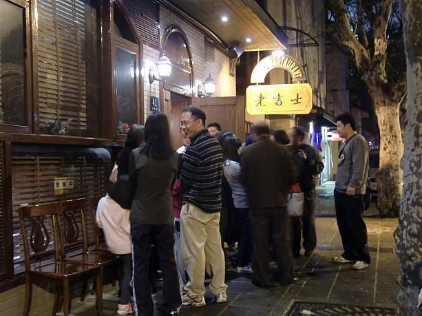 夜はいつも大行列の上海料理店「老吉士」。予約は最低3日前に!