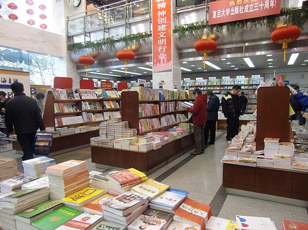ビル丸ごとが本屋さんになっている「上海書城」。
