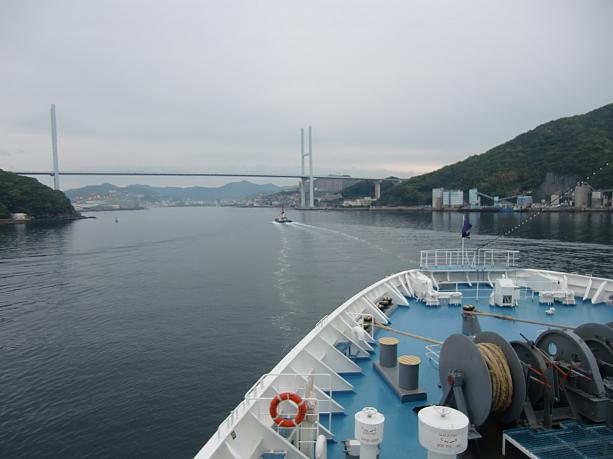 翌日の午後に長崎港に到着。女神大橋が見えてきました。たまには船旅、いいですよ。※2012年6月現在運休中、7月末に再スタートの予定。