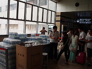 上海駅ではﾁｹｯﾄを見せると水がもらえる