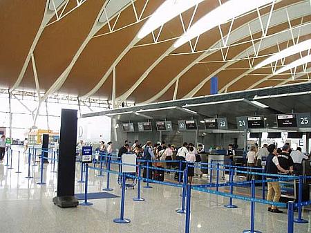 関空と設計者が同じ浦東空港
造りがよく似ています

