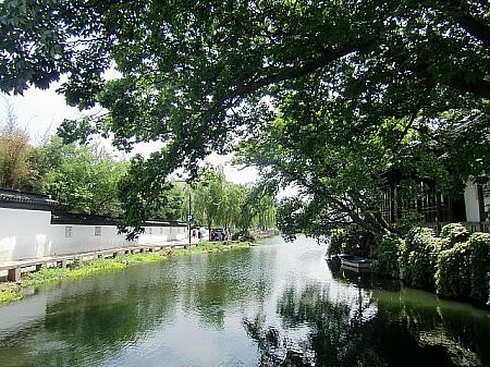 庭園の周りには堀のような運河が。