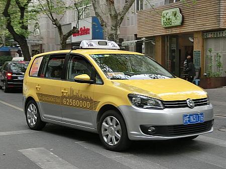 こんなタクシーが登場。車体は各社のカラーに沿って作られています。こちらは黄色なので強生のもの