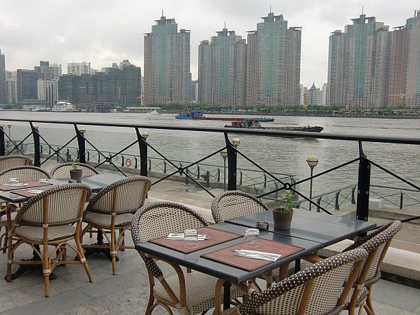 川沿いのフレンチレストラン「NOVA」。