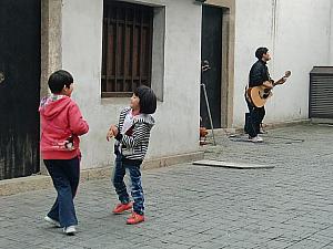 路上ミュージシャンと子どもたち