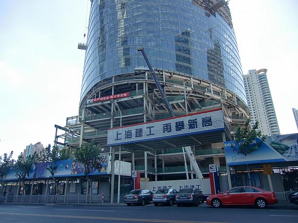2014年オープン予定の「上海中心」。128階建て、中国一の高層ビルになる予定です。根元部分は現在こんな感じ。