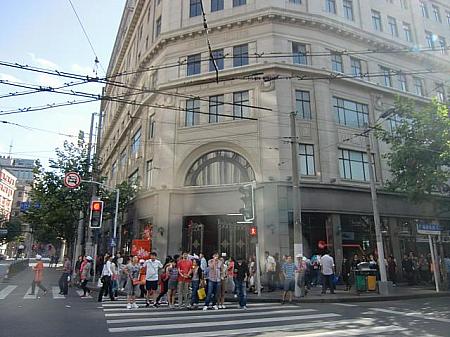 南京東路と四川中路の交差点にある、この建物が「中央商場」
