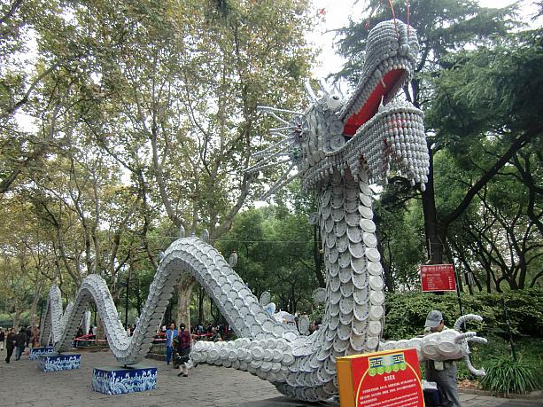 期間限定のようですが、「魯迅公園」に巨大な龍のオブジェがありました。