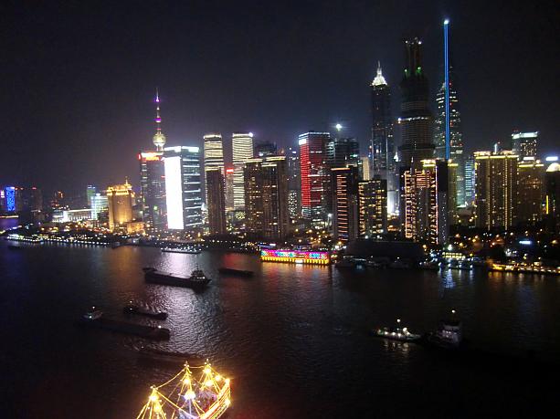 こんな夜景を眼下に眺めながらお酒を飲めるんですよ。