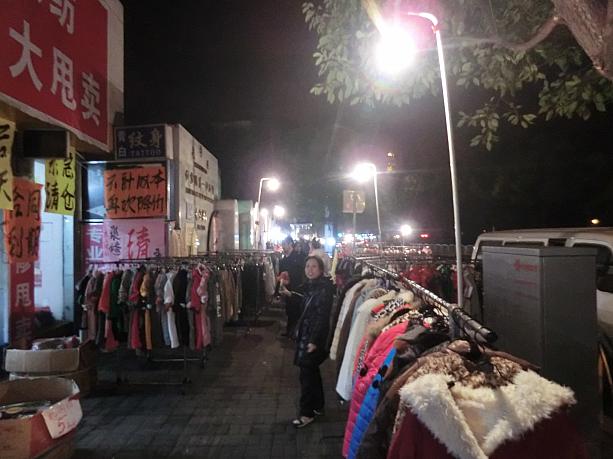 衣料品は60元前後から。お店の人いわく、場所代がタダだからだそう。