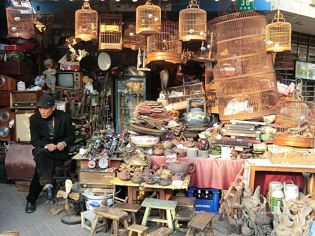 東台路骨董街名物! 雑なディスプレイ。 | 上海ナビ