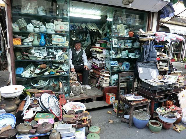 東台路骨董街名物! 雑なディスプレイ。 | 上海ナビ