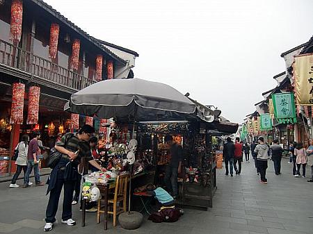 杭州きっての人気歩行街。土産物店や茶館もいっぱい