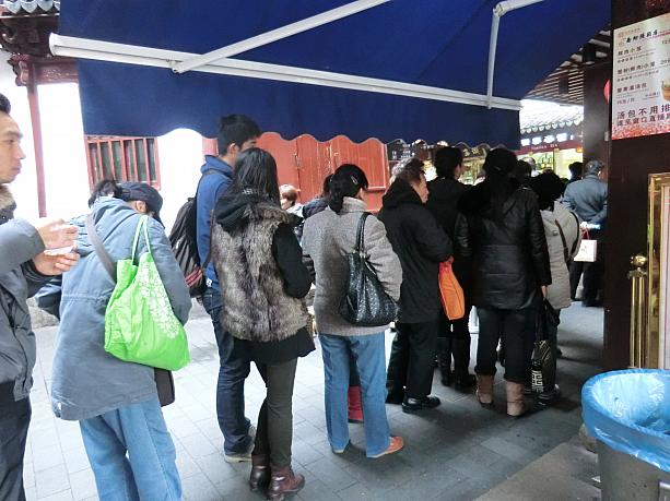 人気店「南翔饅頭店」は常に大行列ができています。