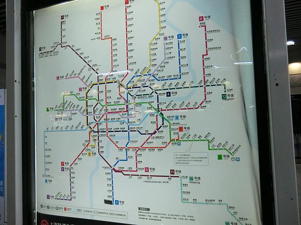 年々変わる地下鉄路線図。何気なくホームの路線図を眺めていたら、かなり変わっていることにびっくり!　でも、まだ開通していない路線がほとんどです。