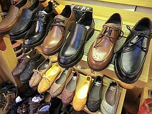 斜土東路の靴市場です。靴類は100元前後から。見切り品はブーツで40元から。