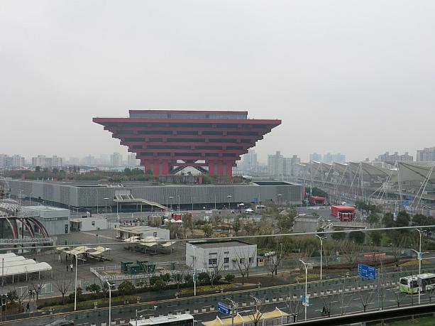 北京よりはマシといわれる上海の空気。でも、万博開催時の写真と比べると中国館が少しかすんで見えます（2月17日に撮影）。