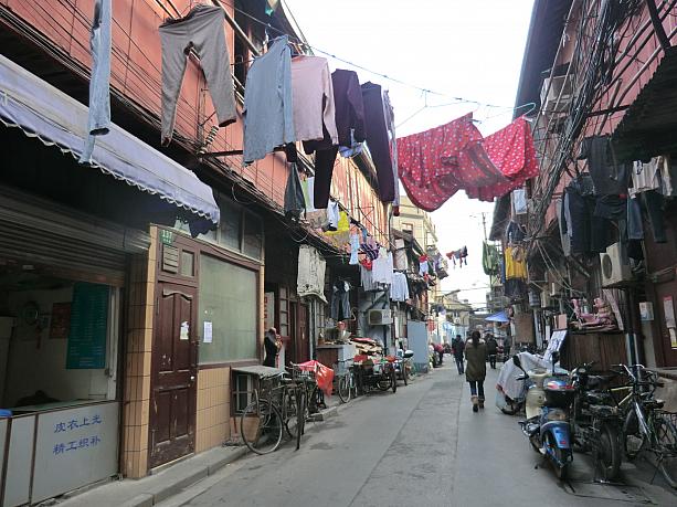 豫園裏手の庶民的な路地・丹鳳路。ぶらぶら歩くとレトロなお店が見つかります。