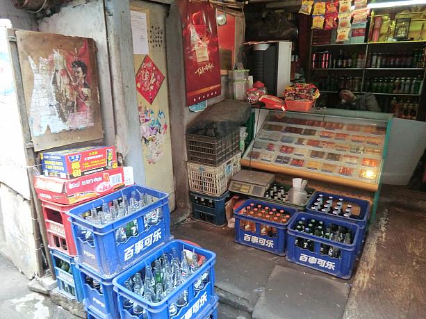 ビン入りジュースを売るお店も今や貴重な存在です。