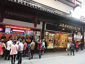 場所はフードコート「上海老城隍廟小吃広場」の入り口左手
