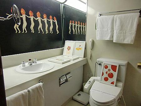 お部屋はもちろん、トイレやバスルームにも作品が展示されます