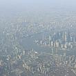 2013年3月、飛行機の窓からナビが撮影した上海の上空。もやがかかっています