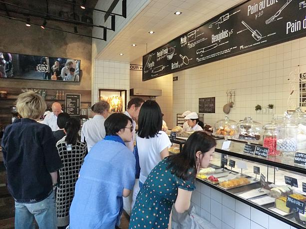 お店の中は常に人でいっぱい。できれば平日に訪れてくださいね。