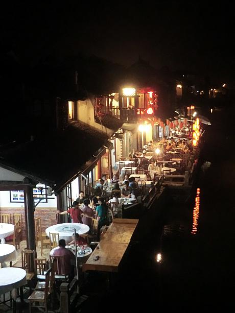 夜も川沿いの食堂がにぎわいます。