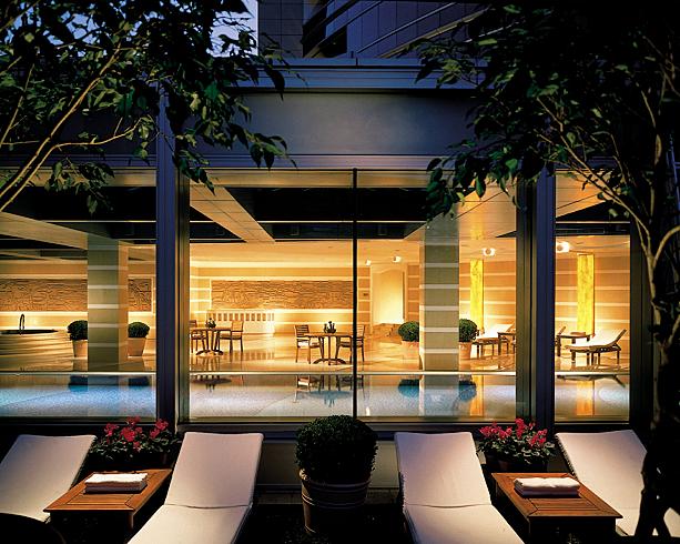 南京西路エリアの夜景を眺めながら泳ぎたい「フォーシーズンズホテル上海」のプール