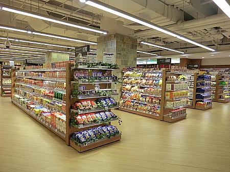 広大なスーパーには日本の輸入商品がいっぱい