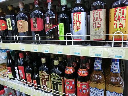 日本人に人気の定番コンビニ土産は、手軽な価格で買える紹興酒（12元〜）と瓶詰めラー油（11.5元）