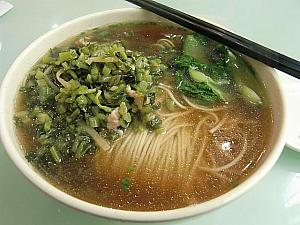 「雪菜麺」。シンプルな蘇州麺の代表。ストレート麺とあっさり醤油味のスープが意外にハマる