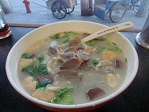 「老鴨粉絲湯」。日本人にも隠れファンが多い、鴨モツ入り春雨スープ。ダイエット食です