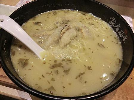 白濁した魚スープは上海の麺ならでは。麺はやわらかゆでストレートです