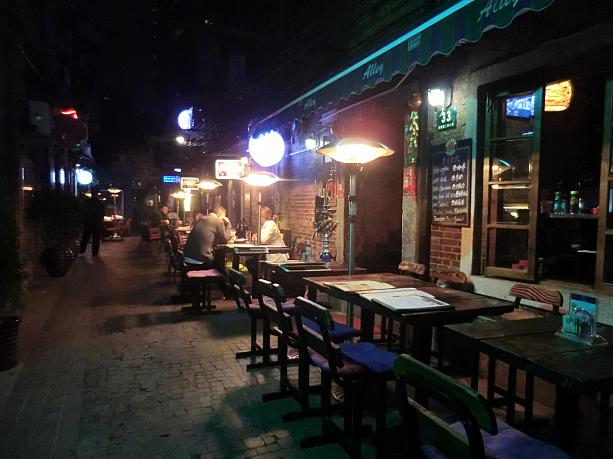 平日、深夜11時ごろの田子坊はこんな感じ