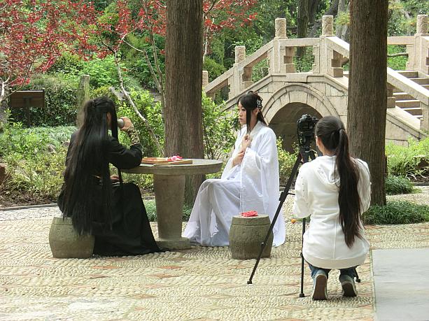 コスプレ?　何かの撮影?