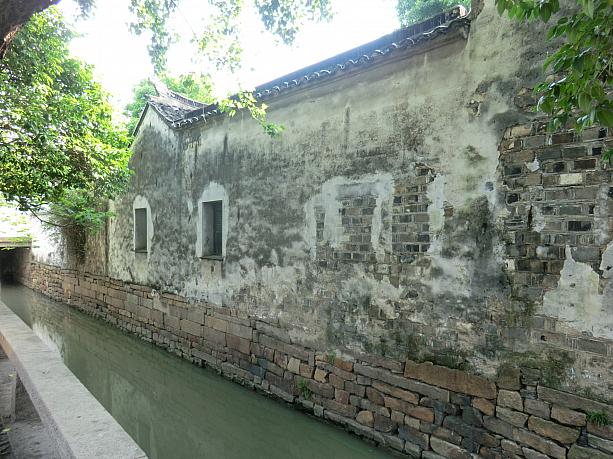 この独特な古い壁を見ると「蘇州に来たな〜」という気分になります