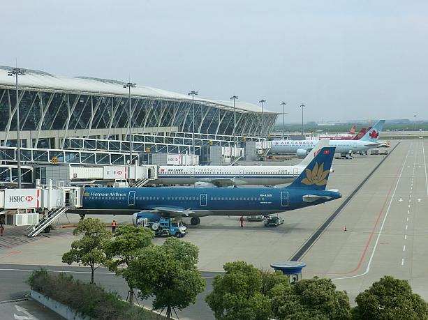 飛行機を見に行くなら同ターミナルのチェックインカウンター「A」へ。全面ガラス張りです