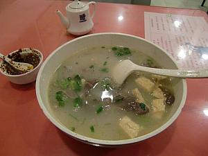 「小金陵」（南京料理）。鴨ホルモン入りの春雨スープと南京式小籠包が大人気。地元一人客多数