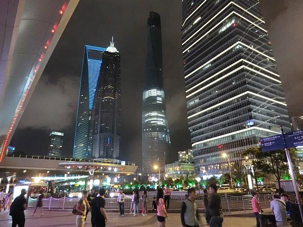 ついでに陸家嘴も散策。来年完成の「上海中心」はもう内装工事が始まっています
