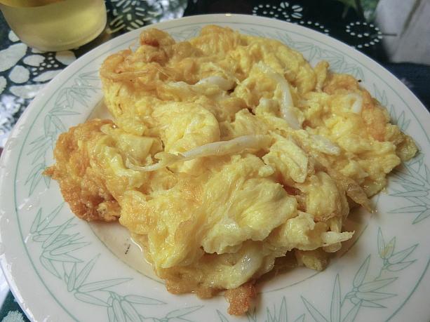 定番水郷料理「銀魚炒蛋」。淡水白魚と卵の炒めもの。美味