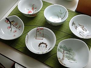 今イチ押しの茶器は景徳鎮の手描きお茶碗6個セットだそう（120元）。小鉢にも使えます