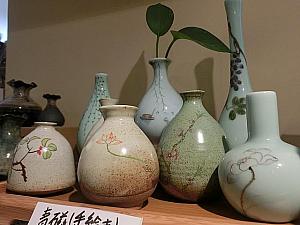 オーナーセレクトの陶器多数。こちらは手描きのミニ花瓶（138元）