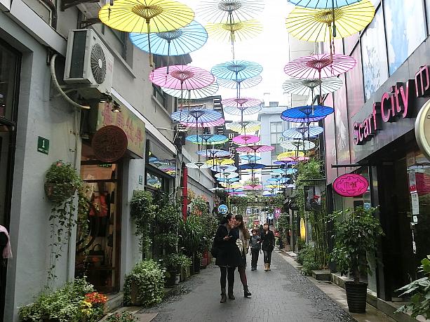 夏ごろから、路地の頭上の傘の飾りが