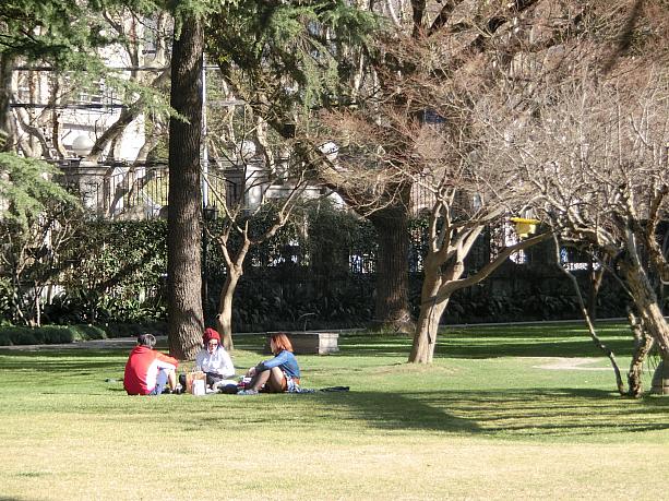 広大な芝生広場でピクニックも楽しめます