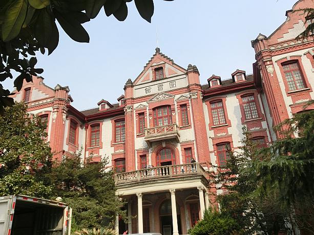 中国最古の大学とも言われる「上海交通大学」です。この建物は図書館。今も使われています