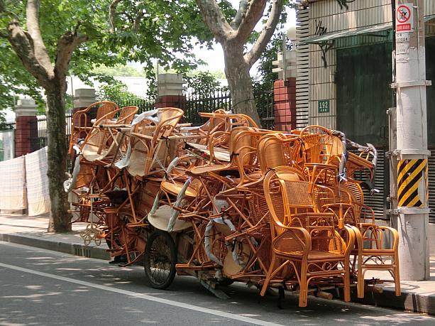 籐椅子を売る屋台は上海の初夏の風物詩です