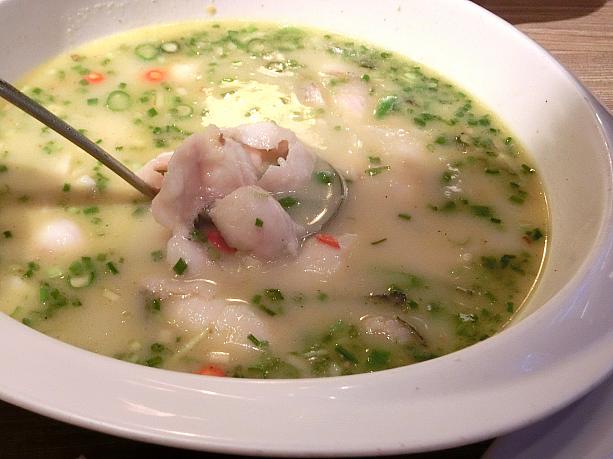 白身魚のスープ。青唐辛子が効きすぎの辛さ!